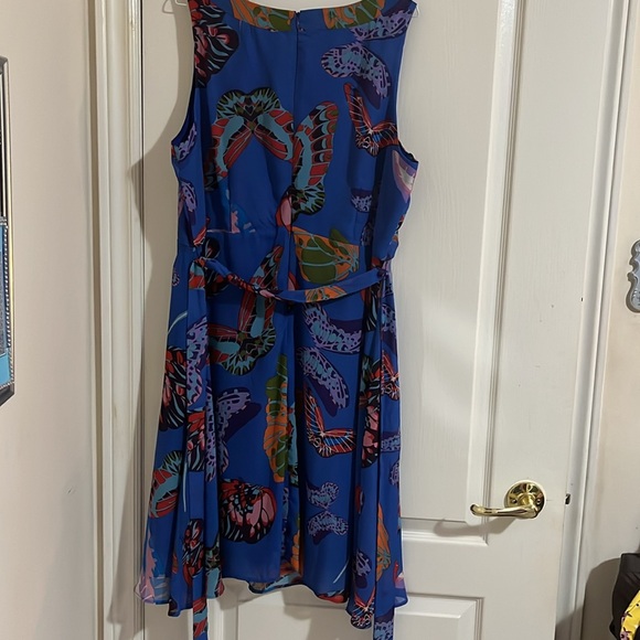 Dress - Picture 4 of 10